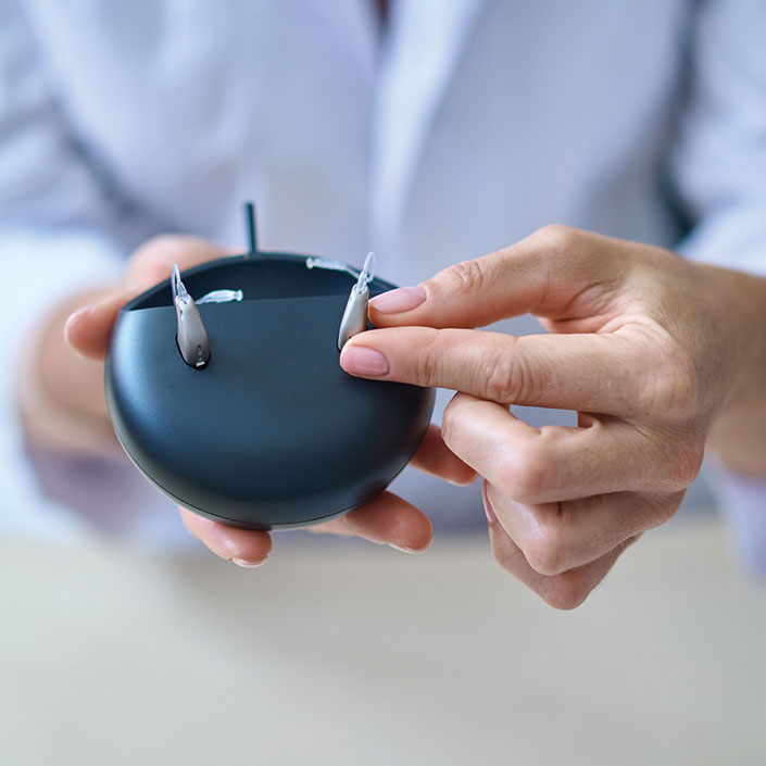 Akku-Hörgeräte in der Hand